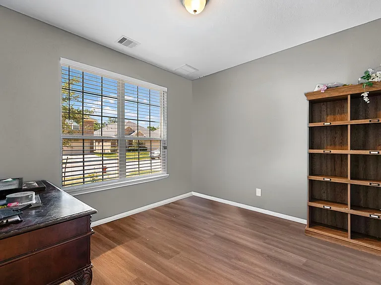 1302 S Maple Dr — Photo 3