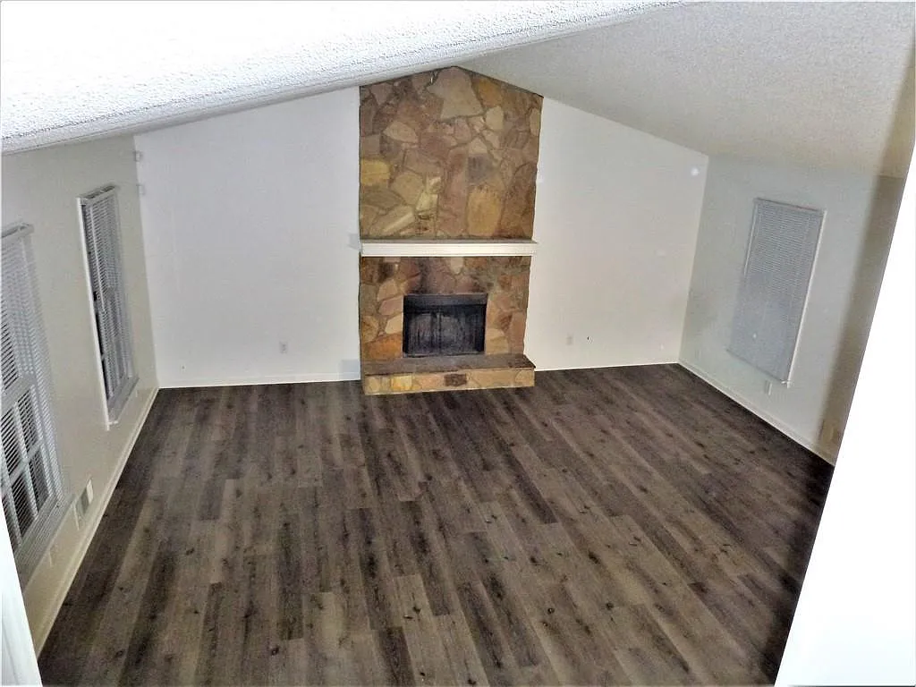 3 bed, 2.0 bath, 1456 sqft, $1,600 — Photo 2