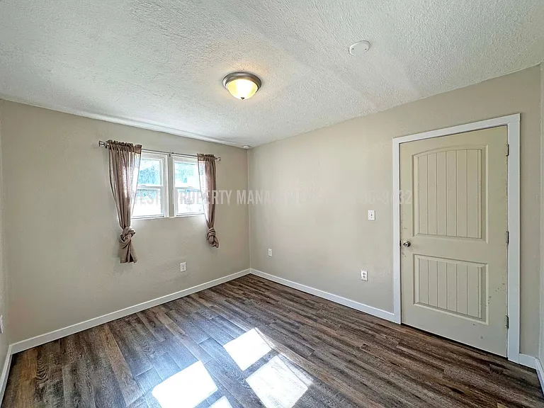586 28th St #4 — Photo 2