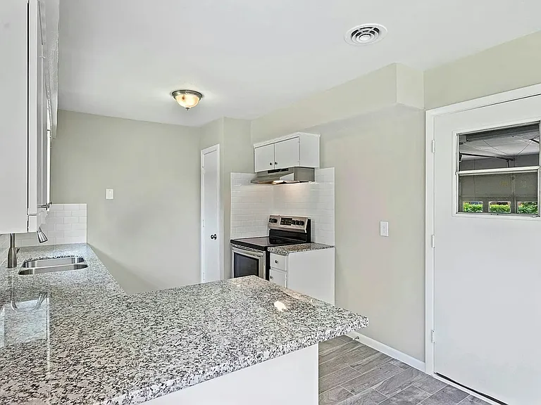 5815 Effingham Dr — Photo 7