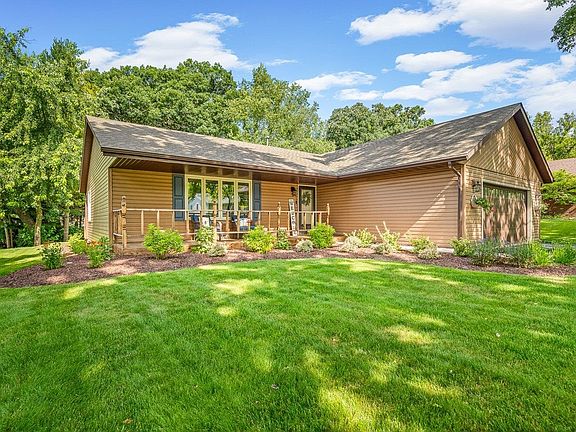 3rd image of 102 Centralia Pl NE