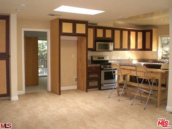 4th image of 2276 N Beachwood Dr
