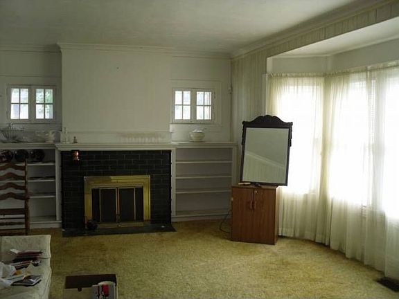 Living room w/fireplace