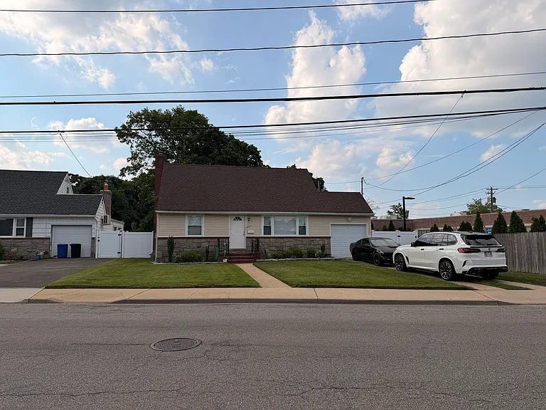 2639 Beltagh Ave — Photo 1