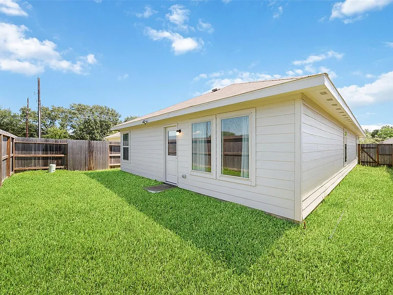 17935 Becker Landing Dr — Photo 3