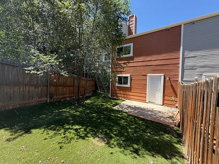 571 Winnie Way — Photo 2