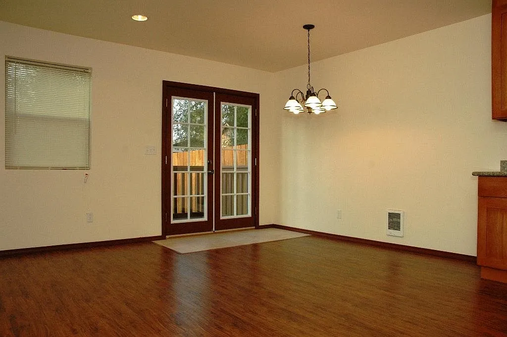 3 bed, 2.5 bath, 1350 sqft, $2,300 — Photo 3
