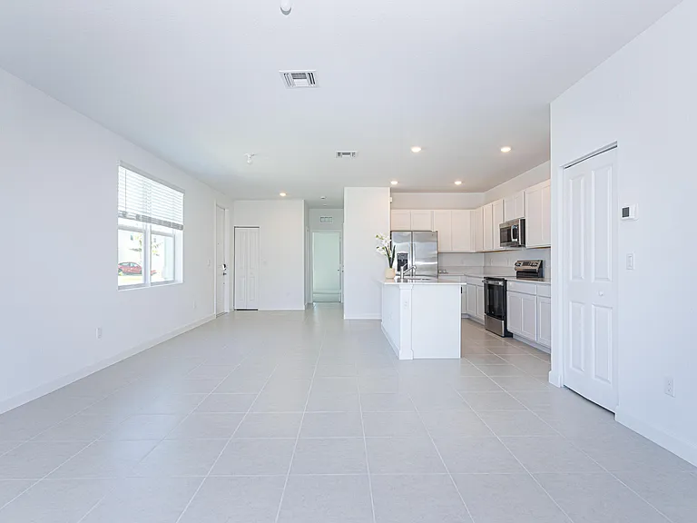 503 SE Rivergrass St — Photo 16