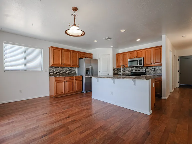 3402 S 82nd Ln — Photo 5