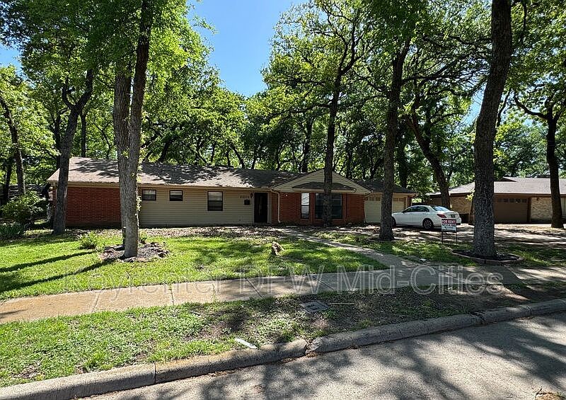 1st image of 313 Robinhood Dr