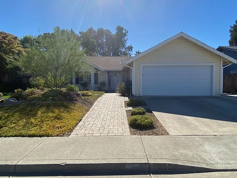 561 Amanda Ct — Photo 45