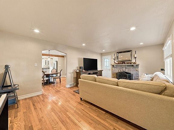 3rd image of 204 Jackson Cir