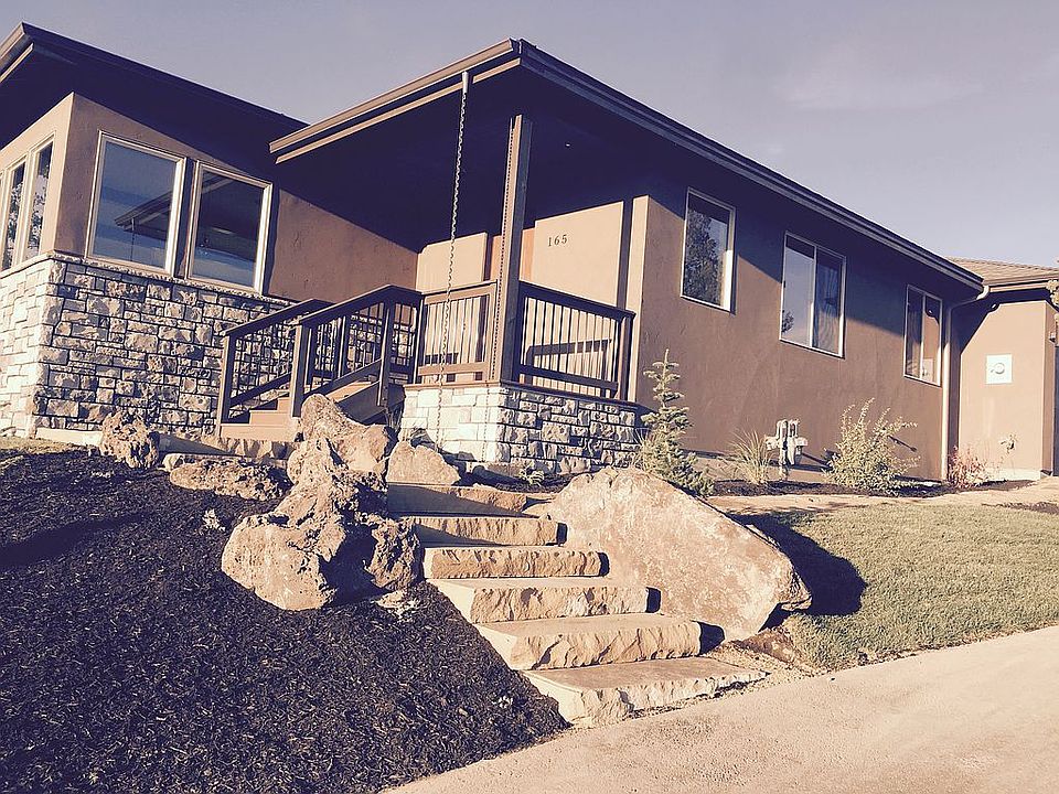 2nd image of 165 SE Larkspur Dr