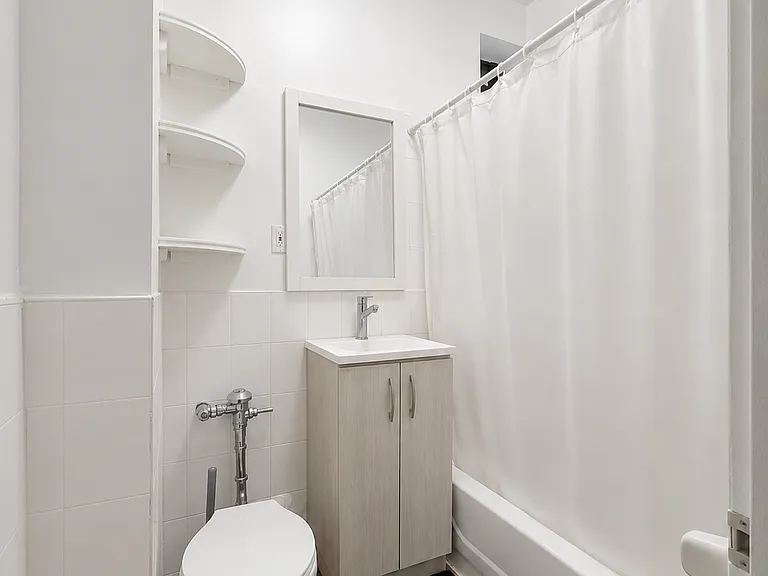 426 W 47th St #2B — Photo 8