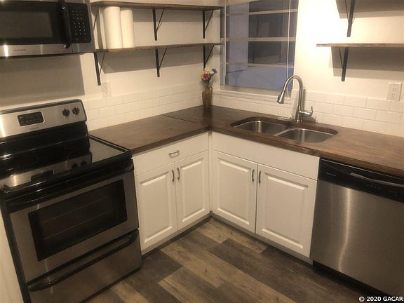 4th image of 18702 NE 9th Dr