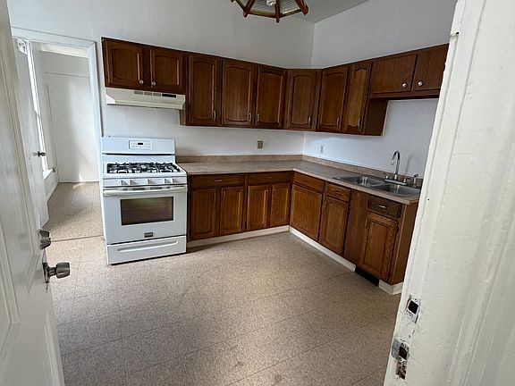 3rd image of 515 Massena St