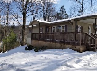 706 Foxtown Hill Rd, Stroudsburg, PA 18360