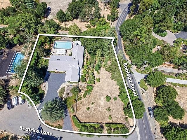 1st image of 26901 Beatrice Ln