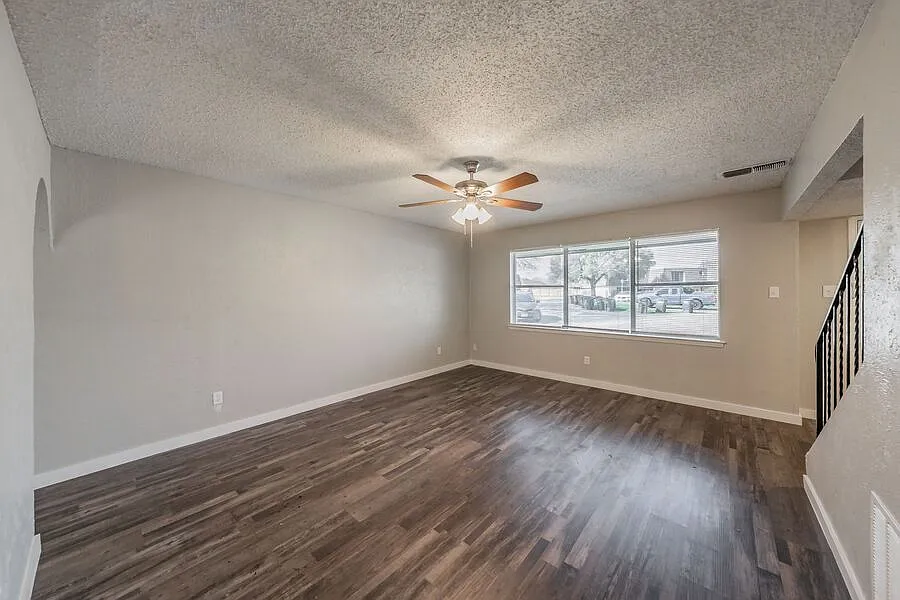 Spacious Updated Townhome - 1440sf — Photo 3