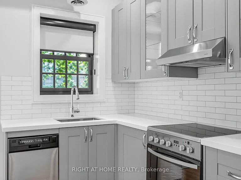 1095 Queen St E #2 — Photo 15