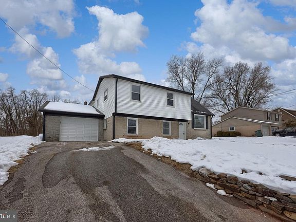 3rd image of 2850 Mayfield Dr