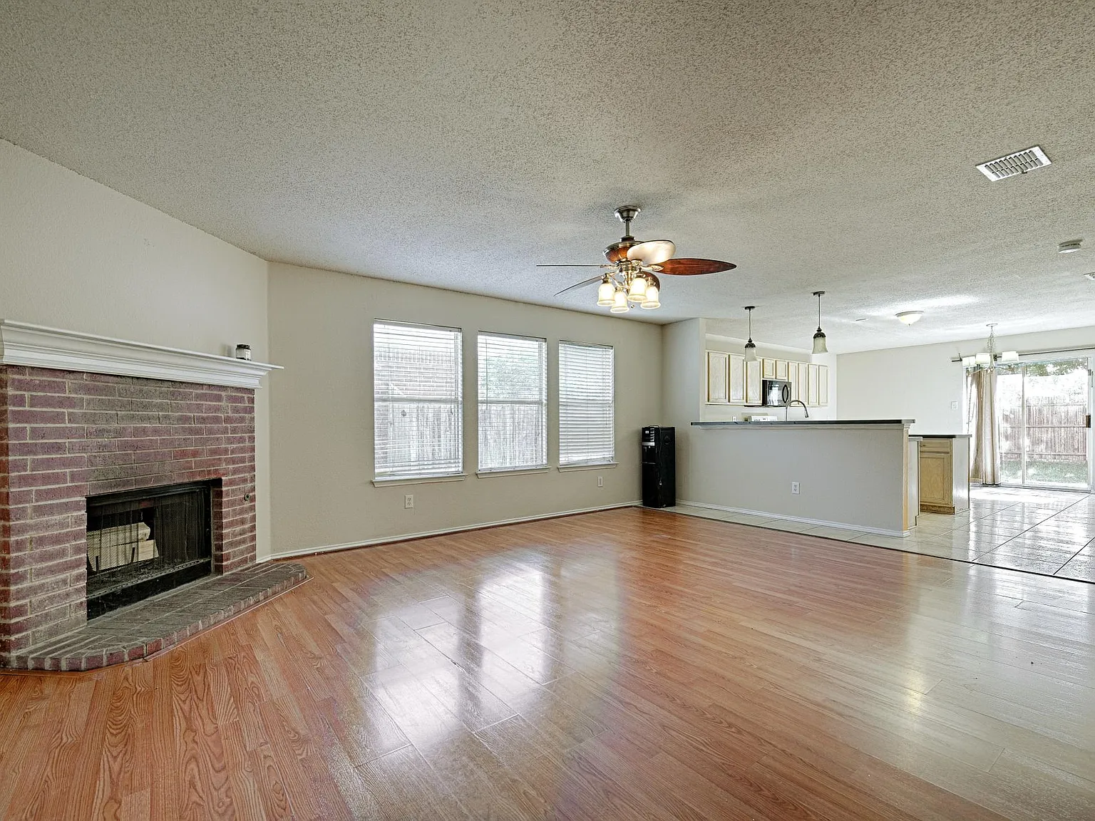 4 bed, 1894 sqft, $2,295 — Photo 2