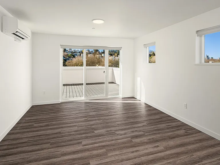 Traditional 1 Bedroom living room image - 401