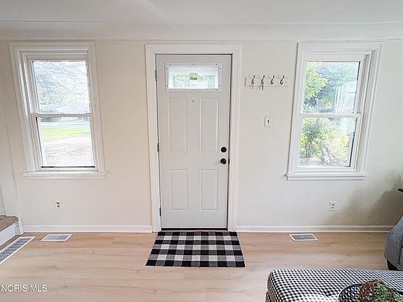 5th image of 5249 Clover Ln