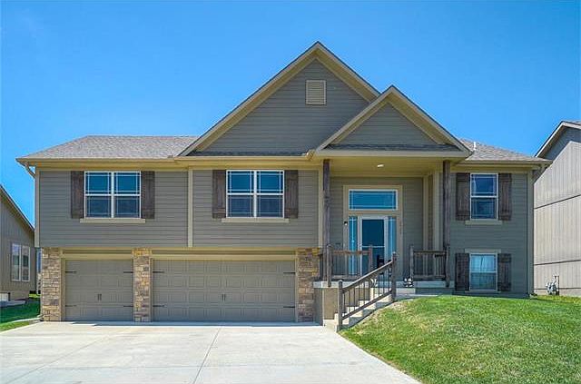 1st image of 2020 NW Hedgewood Dr