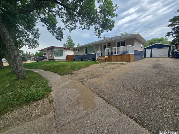 98 13TH Street, Weyburn, SK S4H 1L1