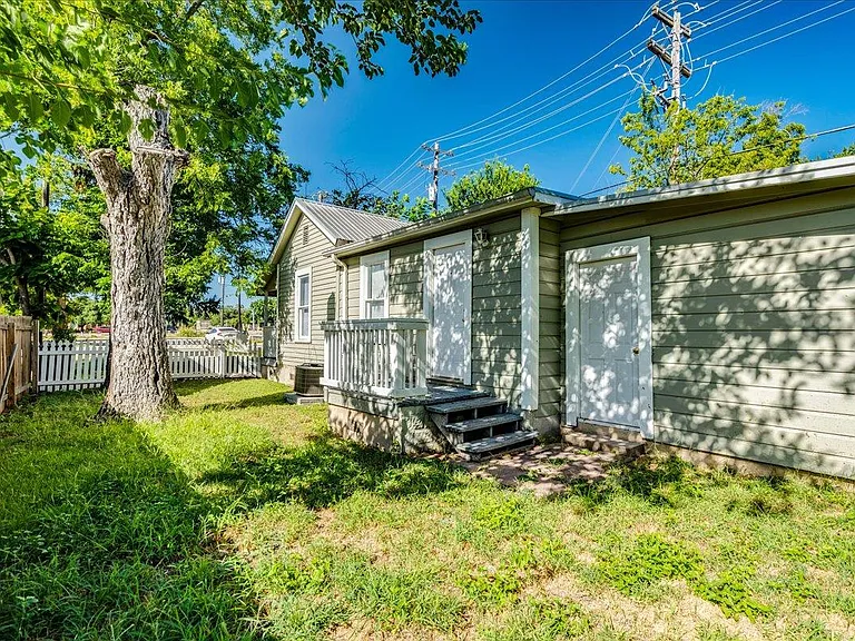 208 W Lockhart St — Photo 17
