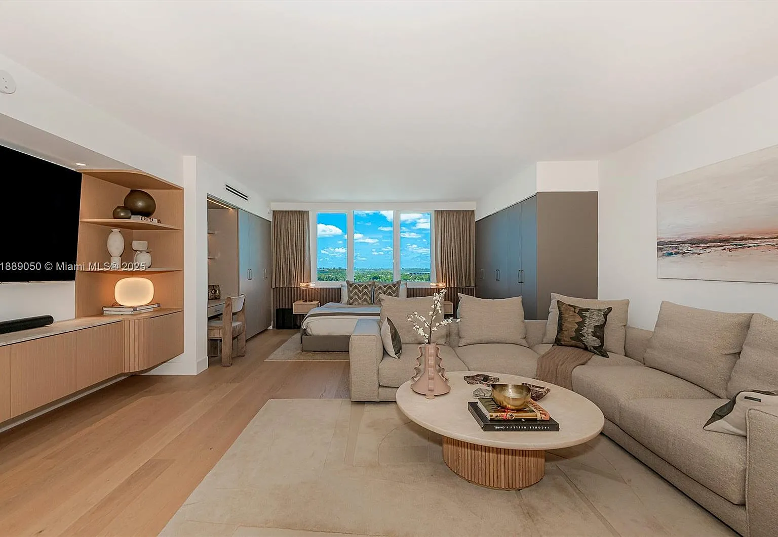 Roney Palace Condo — Photo 2