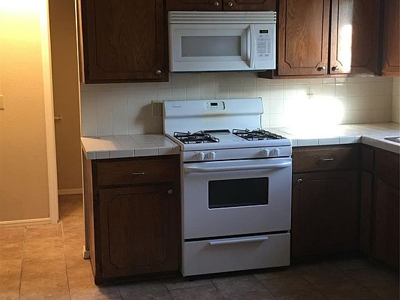 4th image of 504 E Sarah Ave