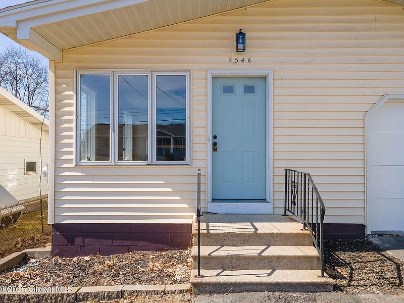 4th image of 2546 1st Avenue