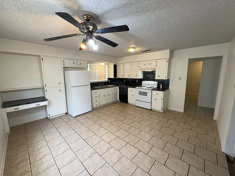 2408 Carnation Dr — Photo 4