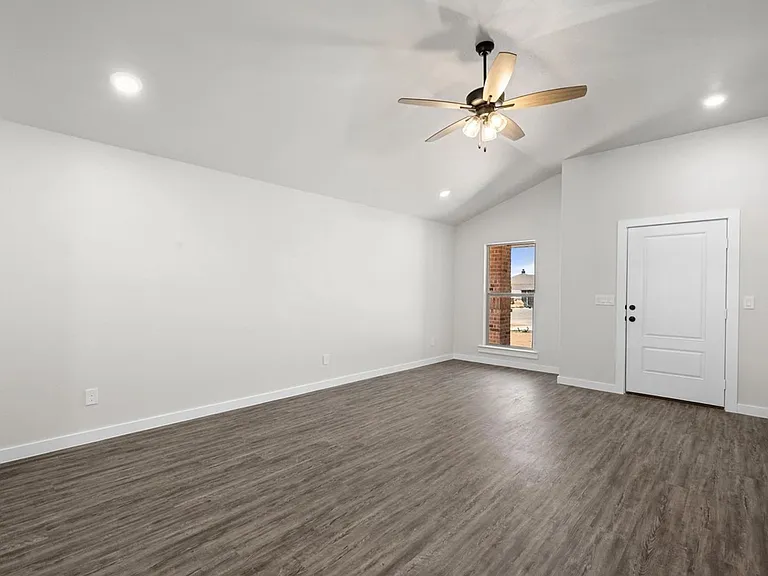 2123 Langford Ave — Photo 4
