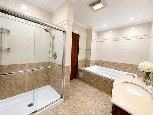 Bathroom 1, photo 2