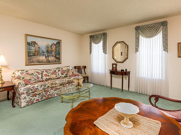 4th image of 605 Bedford La