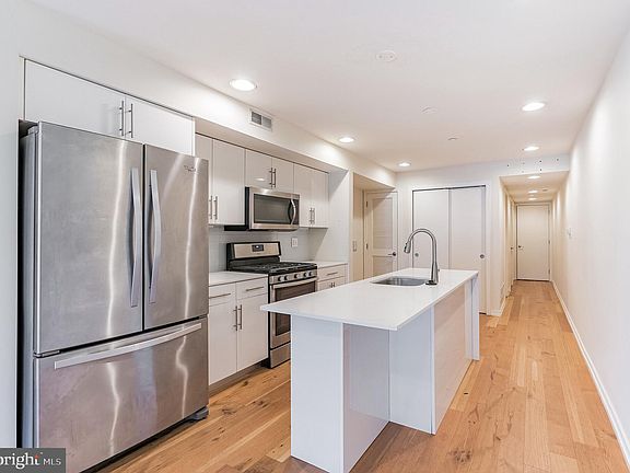 3rd image of 2538 W Girard Ave #B