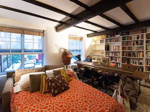 5 Charles St APT 1R, New York, NY 10014