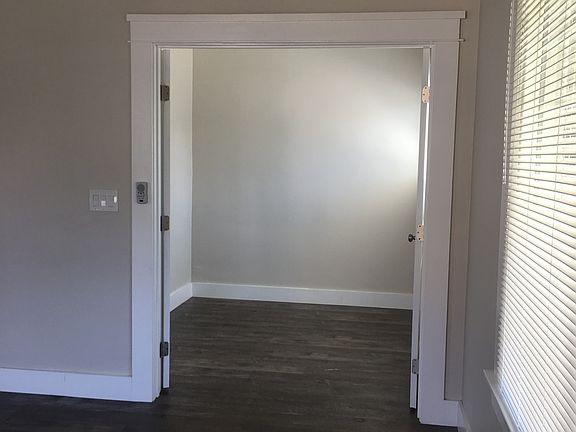 Small office or study/windowed