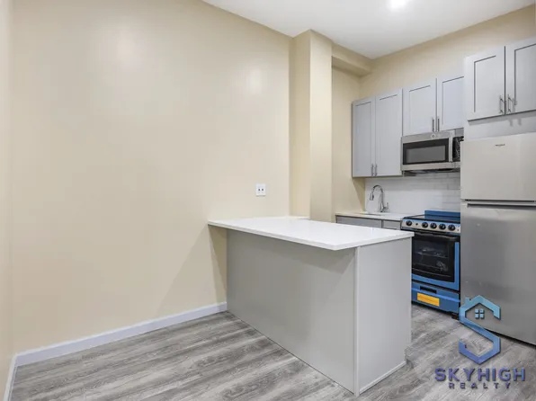 39 Graham Avenue image 6 of 12