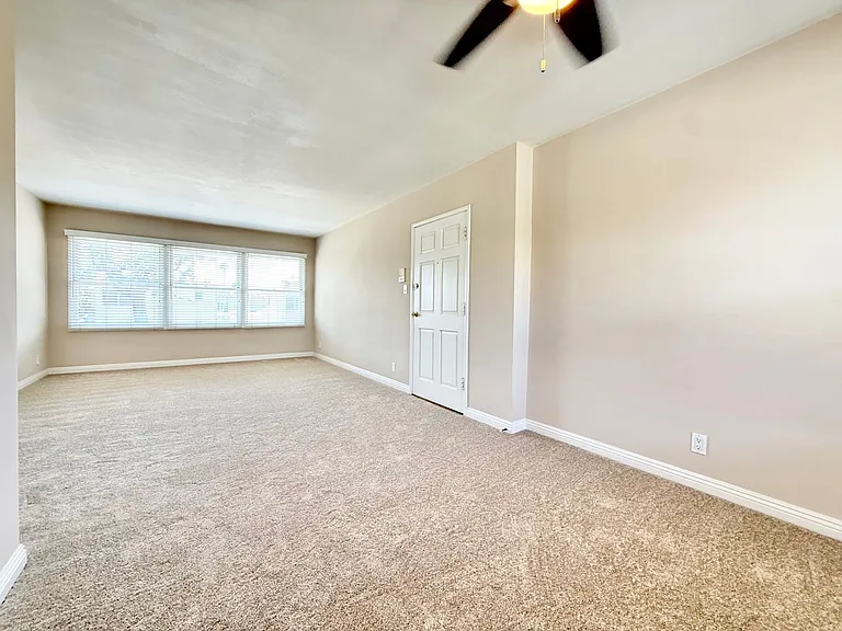 Beautiful Park Estates Apartment for Rent — Photo 3