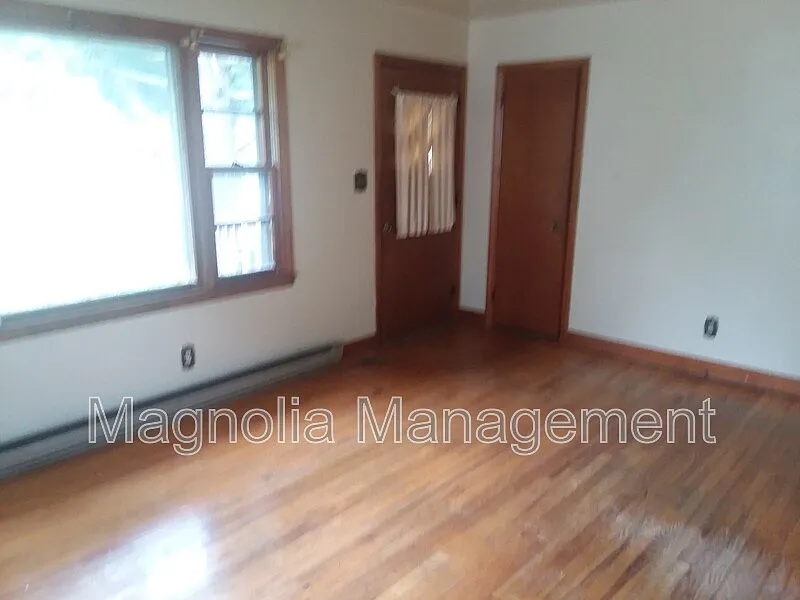 3 bed, 1.0 bath, $1,250 — Photo 4