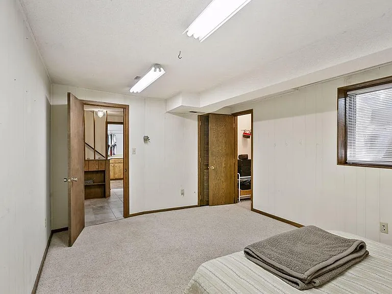 251 Stanley St E — Photo 5
