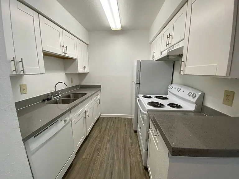 Emerald Cove Apartments — Photo 101