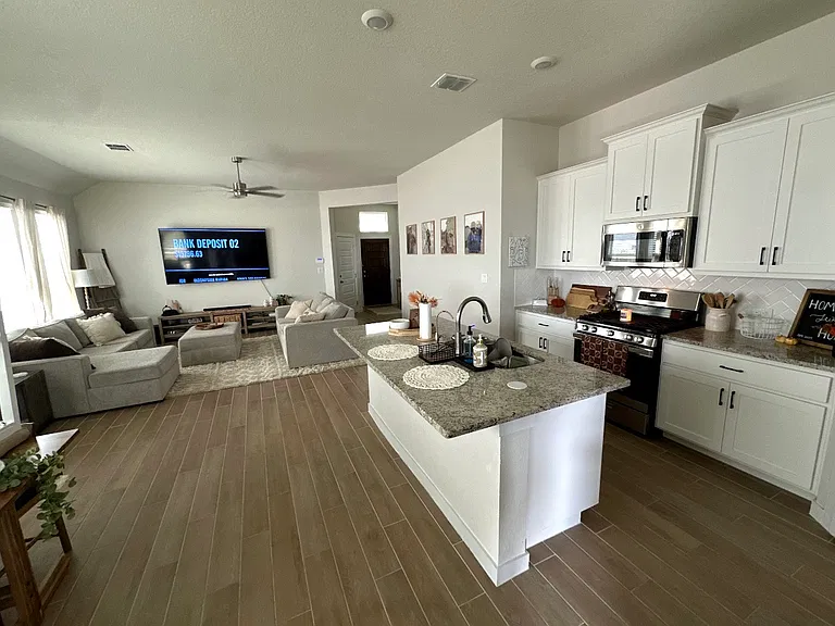 1041 Willowbrook — Photo 3