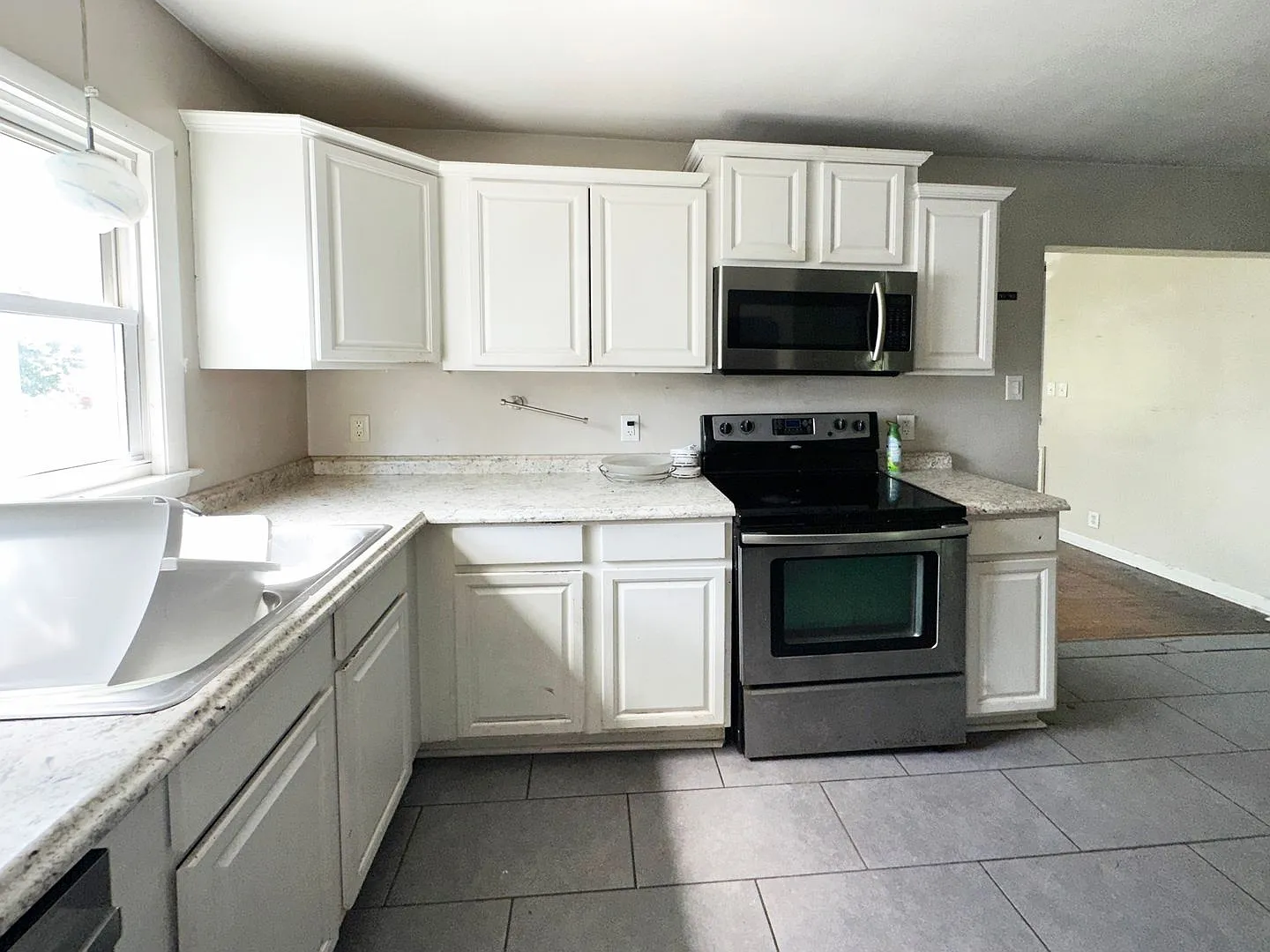 Coming Soon-Lovely Vintage 4 Br Home Near Castlewood Park! Off-Street Parking, Dogs Ok! — Photo 2