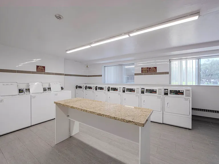 1285 Lakeshore Rd E — Photo 9