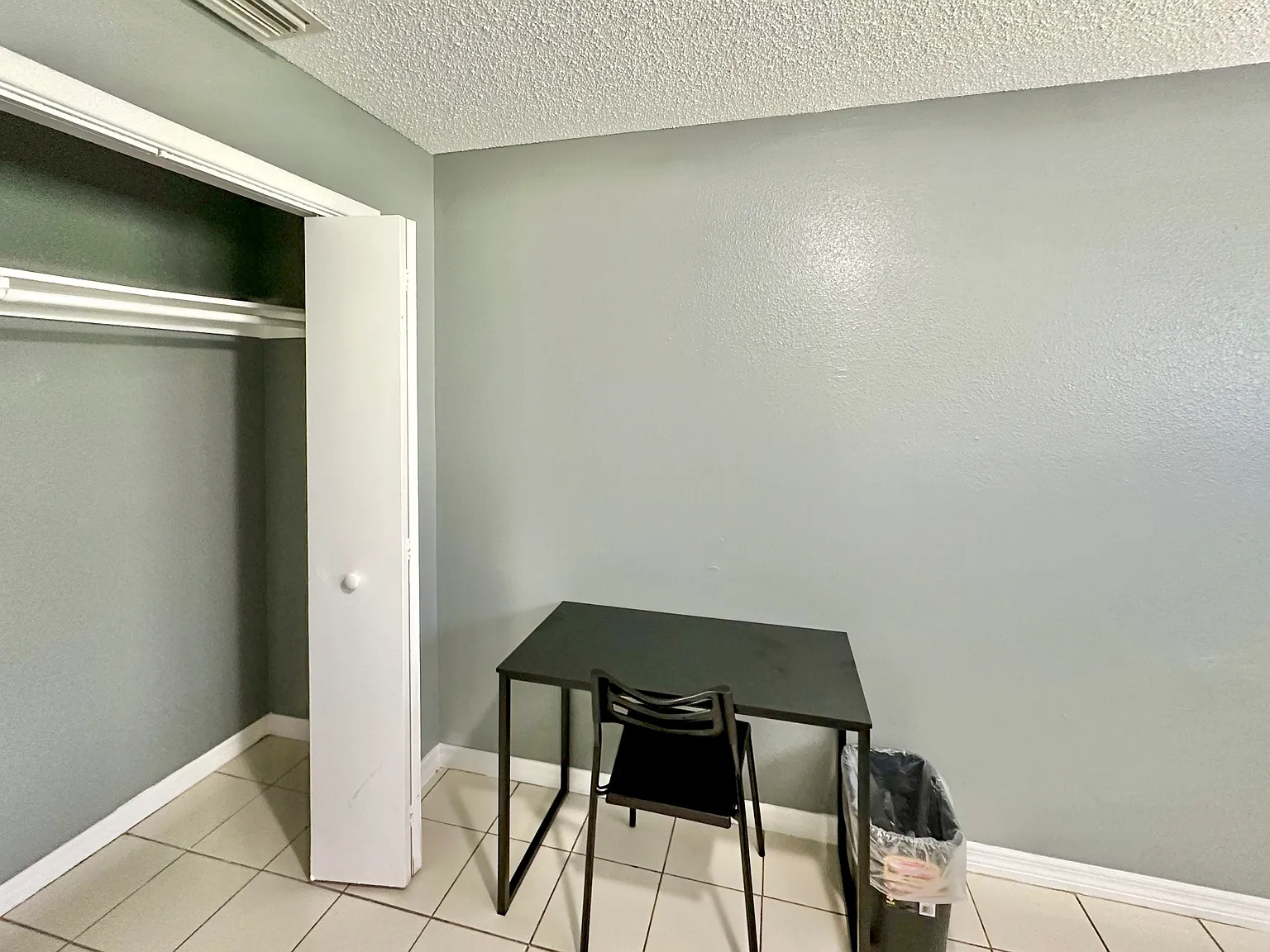 3 bed, 1.0 bath, 950 sqft, $888 — Photo 2